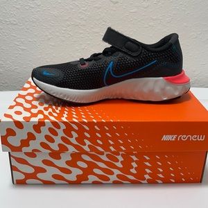 Nike renew run (psv) kids shoe. Size 13 black/blue